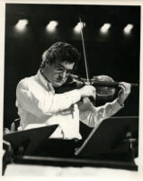 Pinchas Zukerman playing the viola, 1985 [descriptive]