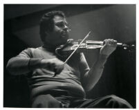 Itzhak Perlman playing the violin, 1985 [descriptive]