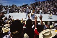 Macuiltianguis, performers throwing gifts to spectators, 1985