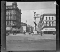 Sculpture at the center of an intersection, San Francisco, 1900