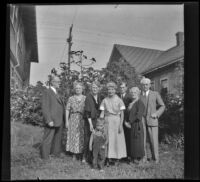 Extended family of H. H. West pose together, Los Angeles, 1936