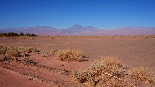 Vista del volcán Licancabur desde la carretera de la Aldea de Tulor