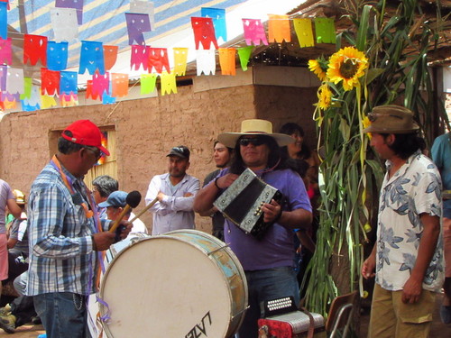 Los músicos del carnaval y un comunero Lickan Antay