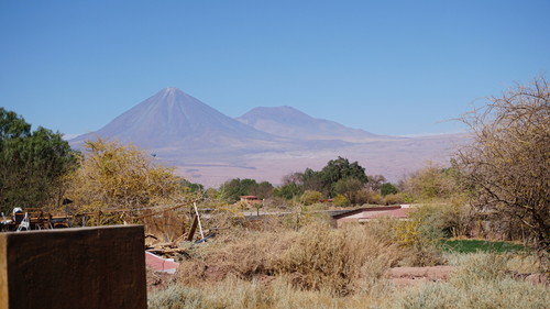 El Volcán Licancabur desde una casa de Coyo