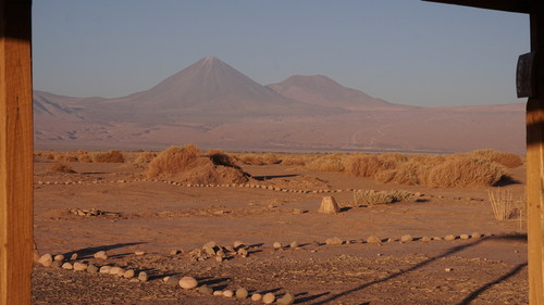 El volcán Licancabur desde la aldea de Tulor