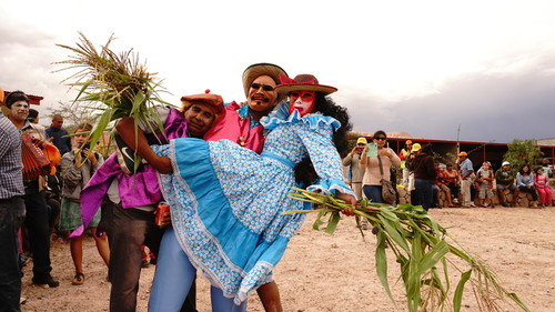 La carnavala en brazos