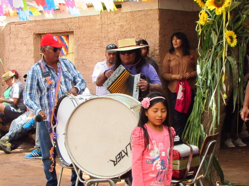 Los músicos y una niña Lickan Antay