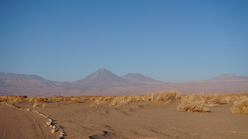 El volcán Licancabur desde las ruinas de Tulor