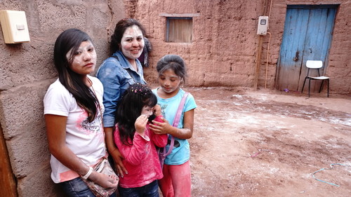 Una madre y sus tres hijas en un descanso del baile