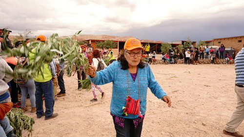 La señora Alférez bailando