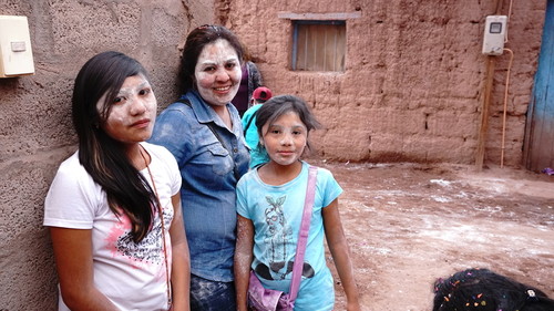 Una madre y sus tres hijas Lickan Antay en un descanso del baile