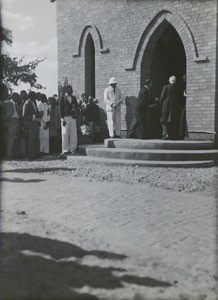 Opening and consecration of the Limulunga church. At the entrance of the church, the police captain of the Province, Gordon-Read and going into the church the missionaries Adolphe