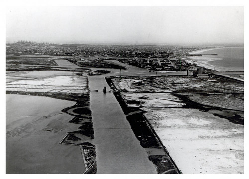 Harbor and city in 1922