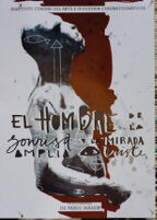 El Hombre de la Sonrisa Amplia y la Mirada Triste