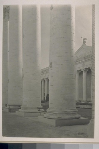 H113. [Colonnade, Court of Four Seasons (Henry Bacon, architect).]