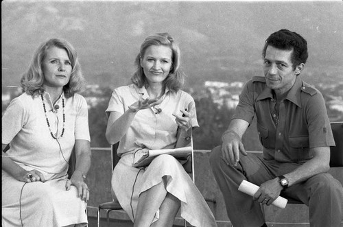 Roberto D'Aubuisson, Diane Sawyer, and Conchita Ibáñez during an interview, San Salvador, 1982