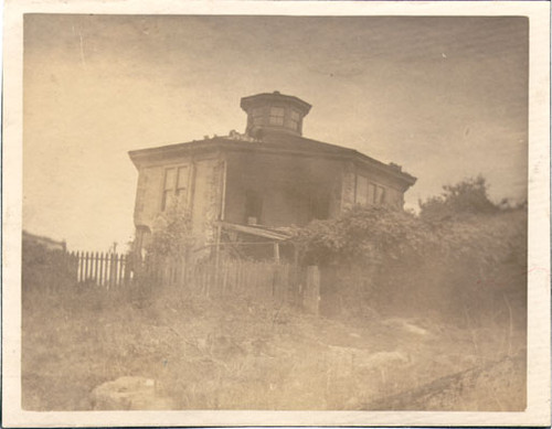 [Octagon shaped house at the corner of Union and Gough streets]