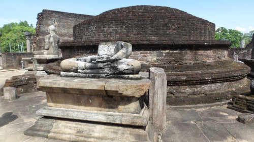 Vatadāgē: seated Buddha statue