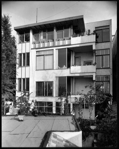 Exterior view of the Sachs Apartment House(Manola Court), Los Angeles, 1926-1928