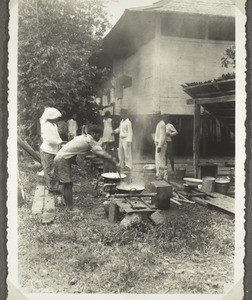 Am Dankfest 1937 Tauffest. Das Festessen wird gekocht