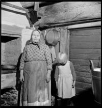 Leppavirta. [Woman and child in farmhouse kitchen] [Evacuated family of a farmer who is serving at the front]