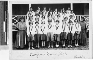 Group portrait of Maryknoll Sisters with junior high school students, Punahou, Honolulu, Hawaii, 1932