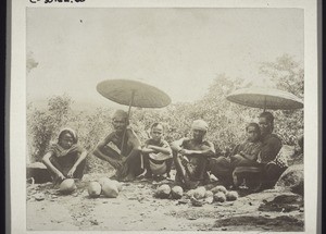 Besucher eines Götzenfestes, Mittagsrast haltend. Kokosnüsse zum Austrinken