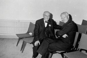 DMS lands-kvindemøde 5. - 7. september 1962 på Nyborg Strand. pastor S.H. Sørensen i samtale med biskop Halfdan Høgsbro