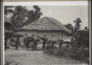 Kirche i. Bafut. (Träger mit Gras zum Zudecken der Häuser.) 1935