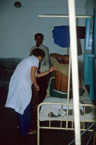 Slide Series 1980-85: "There is hope for lepers", No. 14 - Den danske sygeplejerske er på stuegang. Hospitalet har en læge, men hvis lægen er bortrejst, må sygeplejersken tage over og gå stuegang