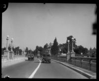 Hayward Thompson driving across Colorado Street Bridge while blindfolded, Pasadena, 1927
