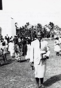 Assembly of the Pacific conference of Churches in Chepenehe, 1966 : Rev. Setareki Tuilovoni of Fiji islands, in front of the church in Chepenehe