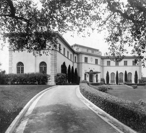 Arched windows, residential home in Pasadena