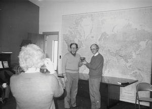 WMPLs (World Mission Prayer League) hovedhontor i Minneapolis, USA. Jørgen Nørgaard Pedersen overrækker gave til General Director Bob Andrews, Febr. 1987