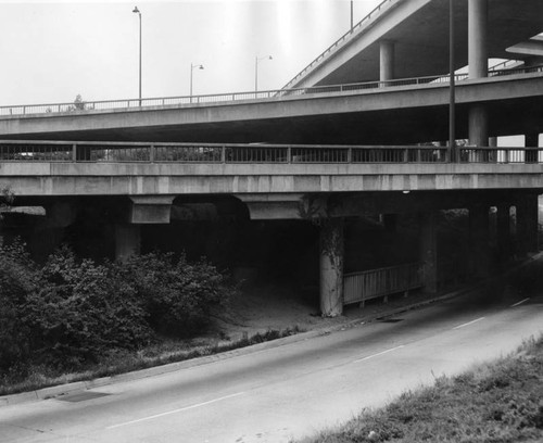 Four-level freeway interchange