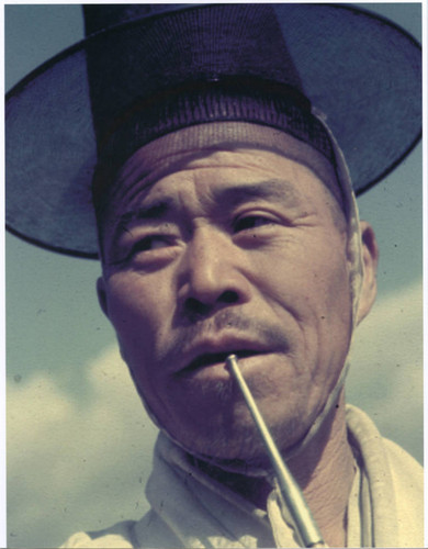 Man with cylindrical hat and pipe