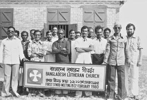 Saraswatipur, 19.-22. februar, 1980. Det første Synodemøde i Bangladesh Lutherske Kirke/BLC, stiftet i 1979. (Pastor Maidas Marndi, BNELC, står i midten, foran. til højre ses pastor Morten Larsen)