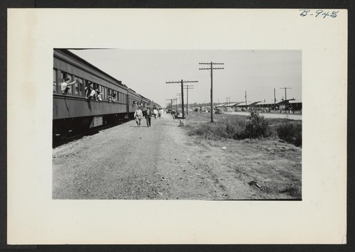 Facing north at the rail head just before segregation train No. 13 left Jerome to the Tule Lake Center. Photographer: Lynn, Charles R. Dermott, Arkansas