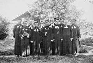 Ordination i Fenghwangcheng, Manchuriet 12. september 1937. I bageste række de danske missionærer Aksel J. Sørensen, Niels Buch, formand, Alfred Hansen og A. Aagaard Poulsen