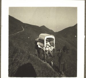 Frau Erny u. Bub auf Reisen im Tragstuhl über die Berge 1937
