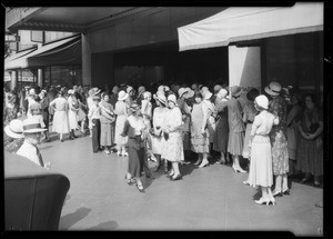 Crowds at 31st managers sale, Los Angeles, CA, 1931
