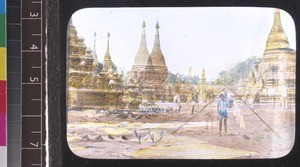 Burmese washerman in front of pagodas, Myanmar, s.d