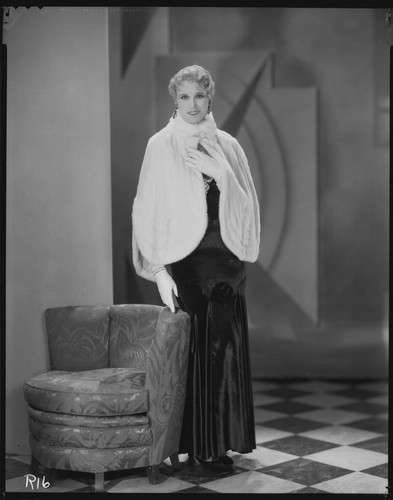 Peggy Hamilton modeling an ermine cape, 1930