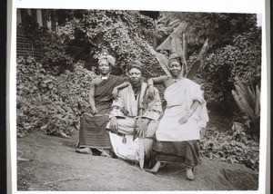 Der König Ndsoya mit seinen zwei Lieblingsfrauen in Fumban
