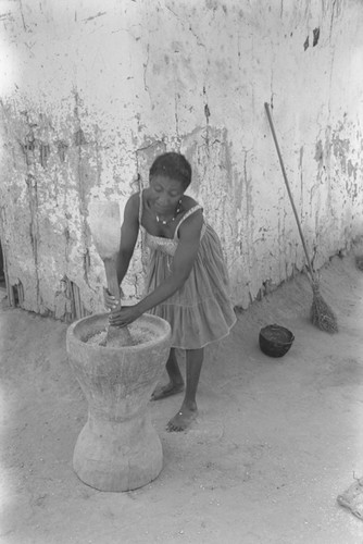 Woman grinding corn, San Basilio del Palenque, ca. 1978