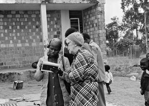 ELCT, Nordveststiftet, Tanzania. Missionær Gudrun Larsen og lederstaben på Ntoma Husholdningsskole, 1980. (Gudrun Larsen var lærer ved skolen, 1974-86)