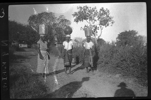 Water carriers, Mozambique, ca. 1933-1939