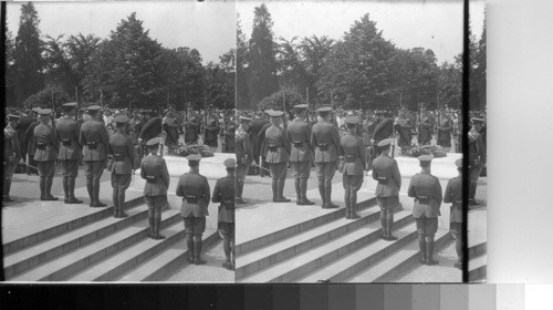 Lindberg [Lindbergh] placing wreath on Tomb of Unknown Soldier. Wash., D.C