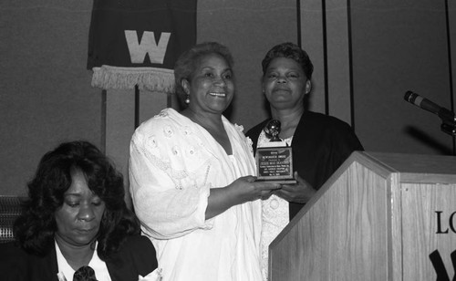 Jessie Mae Beavers receiving an award from Doris Colly, Los Angeles, 1989
