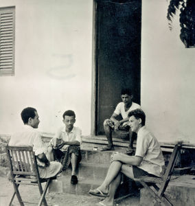Bibeltime i Aden, 1967. Verner Tranholm-Mikkelsen sidder til højre og i døren sidder Ali NagiBible Time in Aden, 1967. Verner Tranholm-Mikkelsen is on the right and SAli Nagi is sitting on the doorsteps